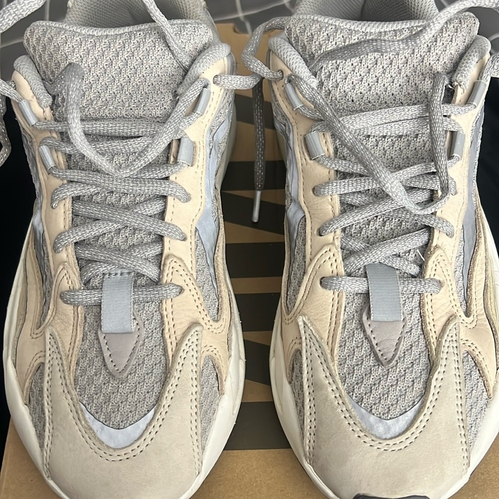 YEEZY BOOST 700
